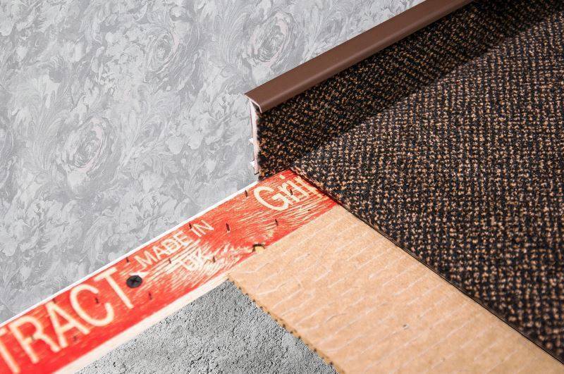 Плинтус для ковролина "Korner" Listwa темно-коричневый (2500*13,8*50 мм) — купить в Самаре